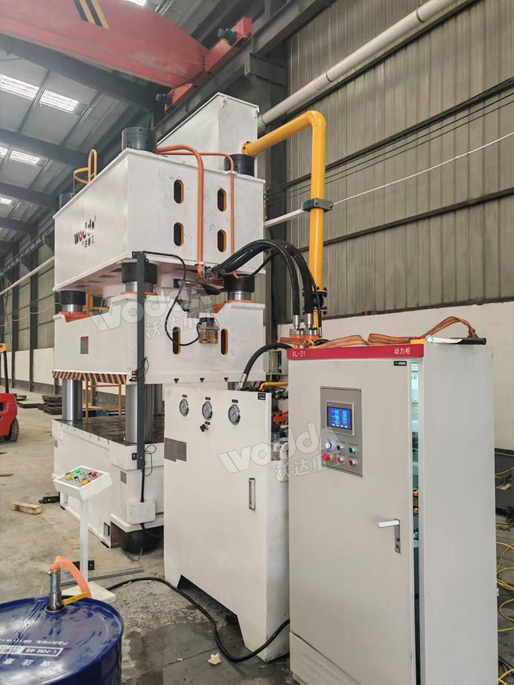 1000噸三梁四柱液壓機(jī) 1000噸三梁四柱液壓機(jī)